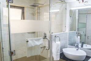 Shower, free toiletries, hair dryer, bathrobes - The Ole-Ken Hotel (Nakuru)