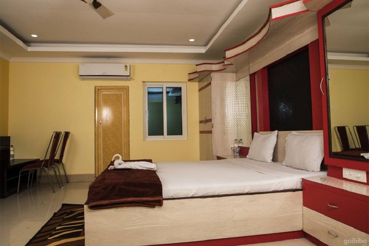 Blackout curtains, free WiFi