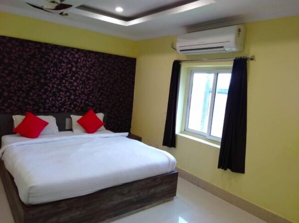 Blackout curtains, free WiFi