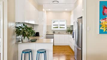 3 Bedroom Cottage | Private kitchen | Full-sized fridge, microwave, oven, stovetop
