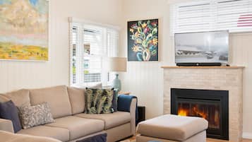 3 Bedroom Cottage | Living area | Smart TV, fireplace, Netflix