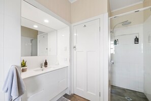 3 Bedroom Cottage | Bathroom | Separate tub and shower, deep soaking tub, free toiletries, hair dryer