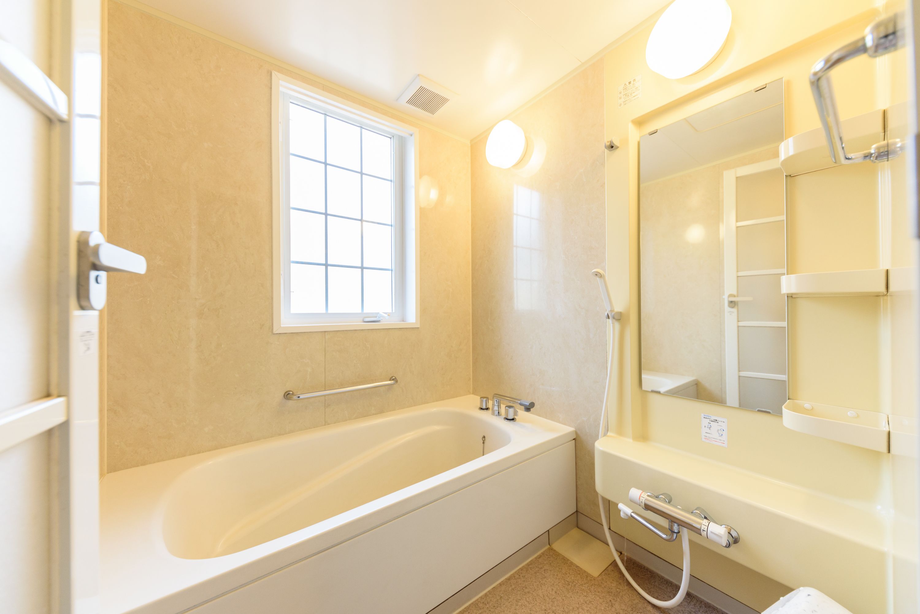 Combined shower/bathtub, free toiletries, hair dryer, slippers
