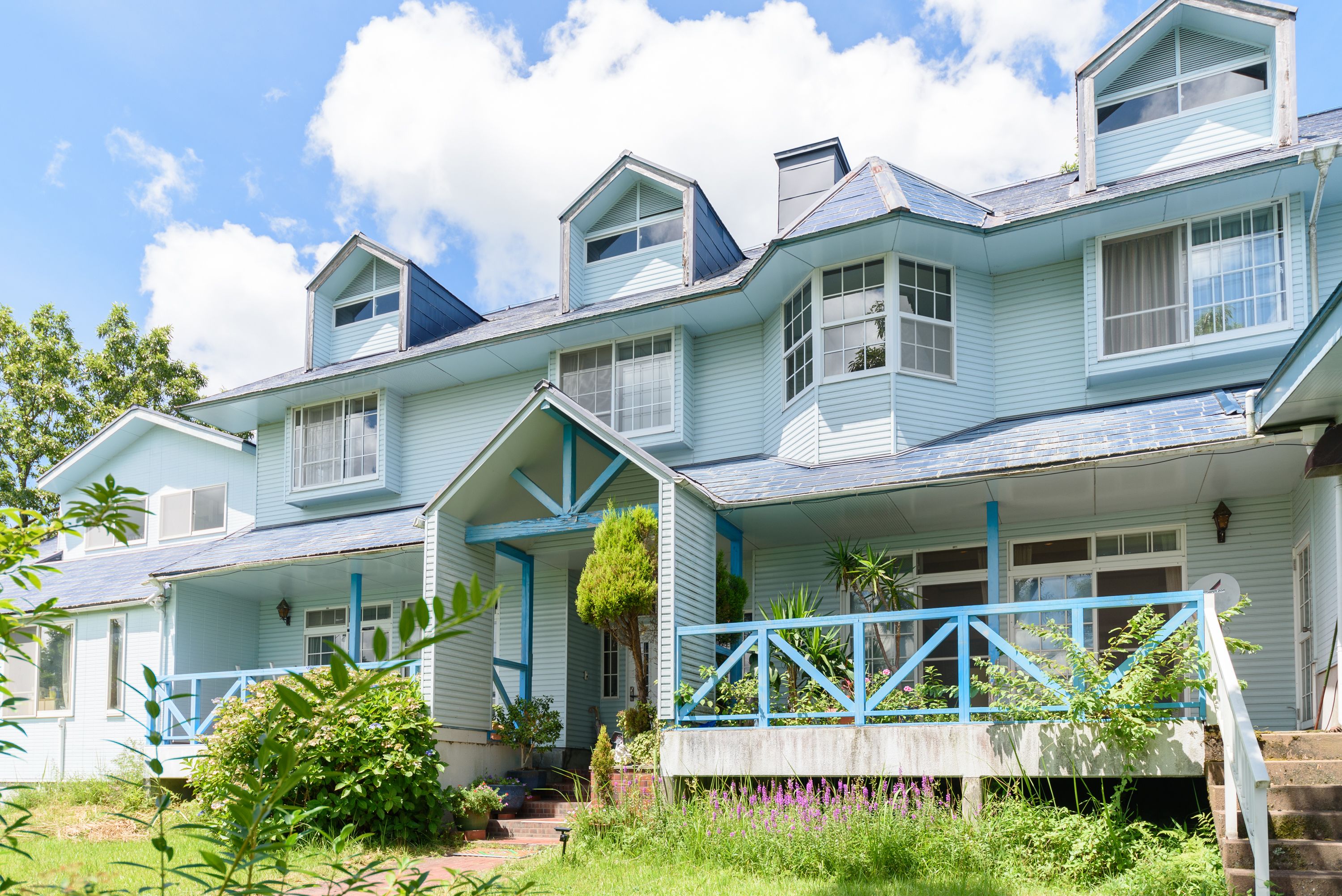 Vista frontal de la propiedad