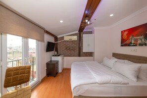 Penthouse superior, 1 habitación, vista a la ciudad | Tabla de planchar con plancha, wifi gratis y ropa de cama 