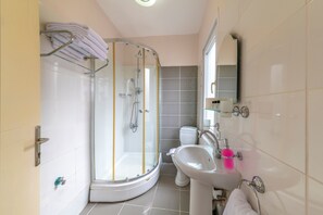 Deluxe studio, 1 slaapkamer | Badkamer | Een douche, gratis toiletartikelen, een haardroger, pantoffels