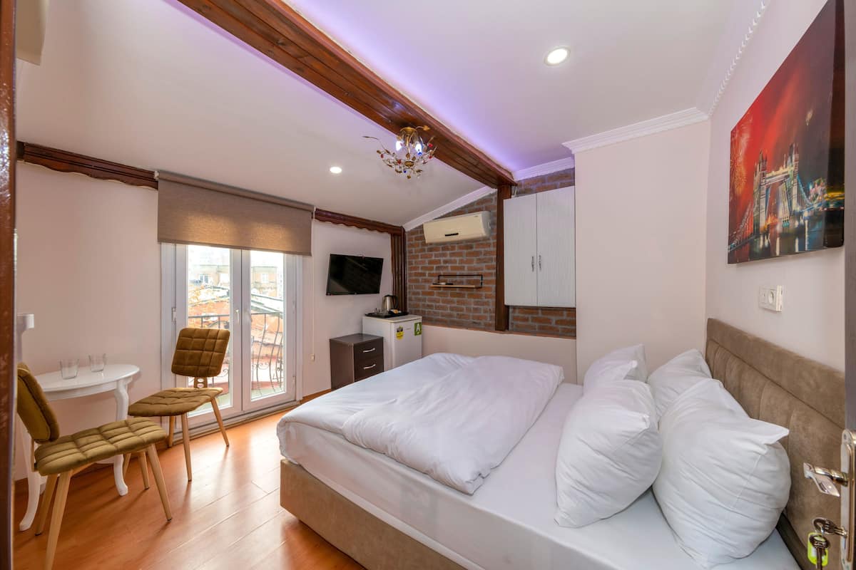 Superior Penthouse, 1 Bedroom, City View | Iron/ironing board, WiFi (free), bed sheets
