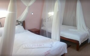 Escritorio, wifi gratis y ropa de cama
