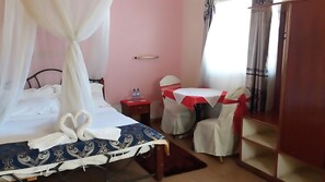 Escritorio, wifi gratis y ropa de cama 