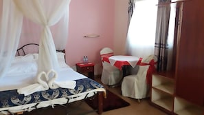 Escritorio, wifi gratis y ropa de cama