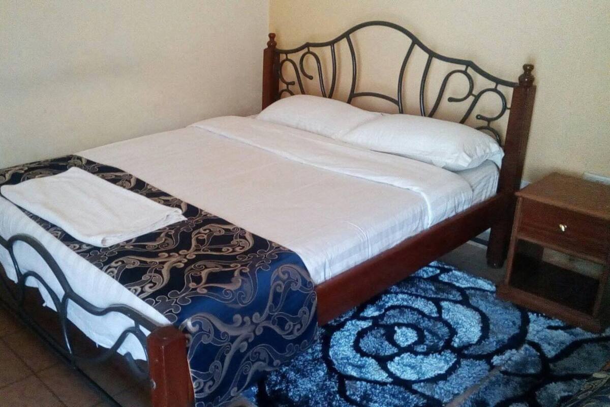 Escritorio, wifi gratis y ropa de cama