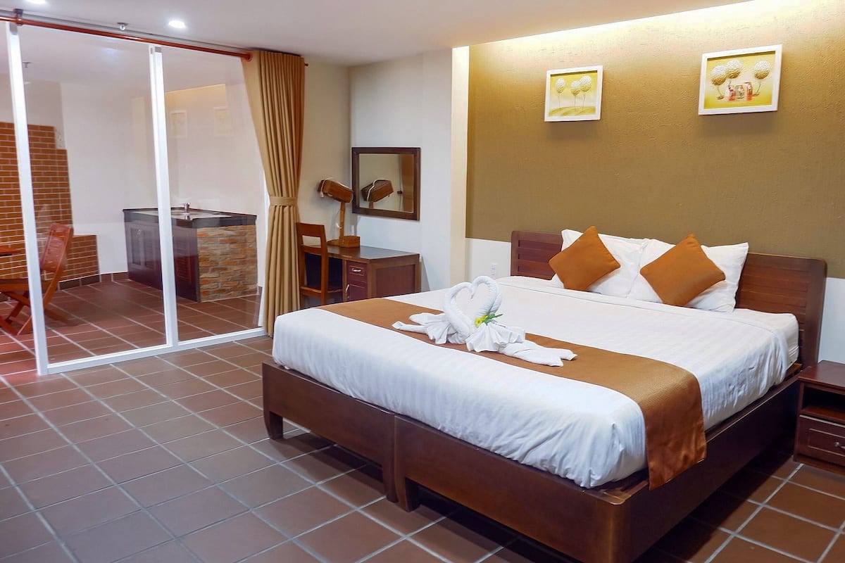 Studio Deluxe, ban công | Minibar, bàn, giường gấp/giường phụ (phụ phí) 