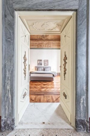 ロイヤル スイート | 高級寝具、ミニバー、セーフティボックス (室内)、デスク