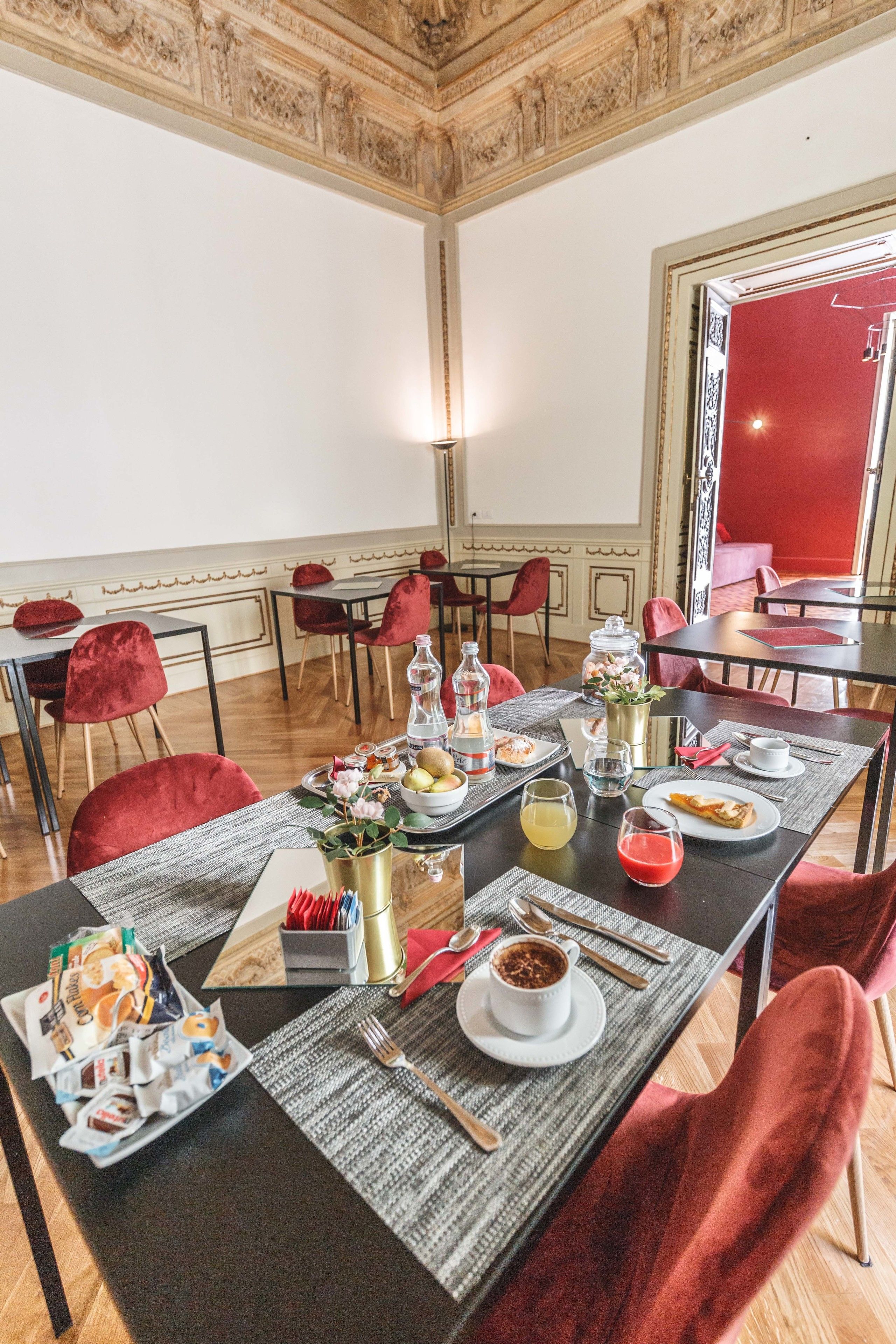 Tägliches Frühstücksbuffet gegen Gebühr