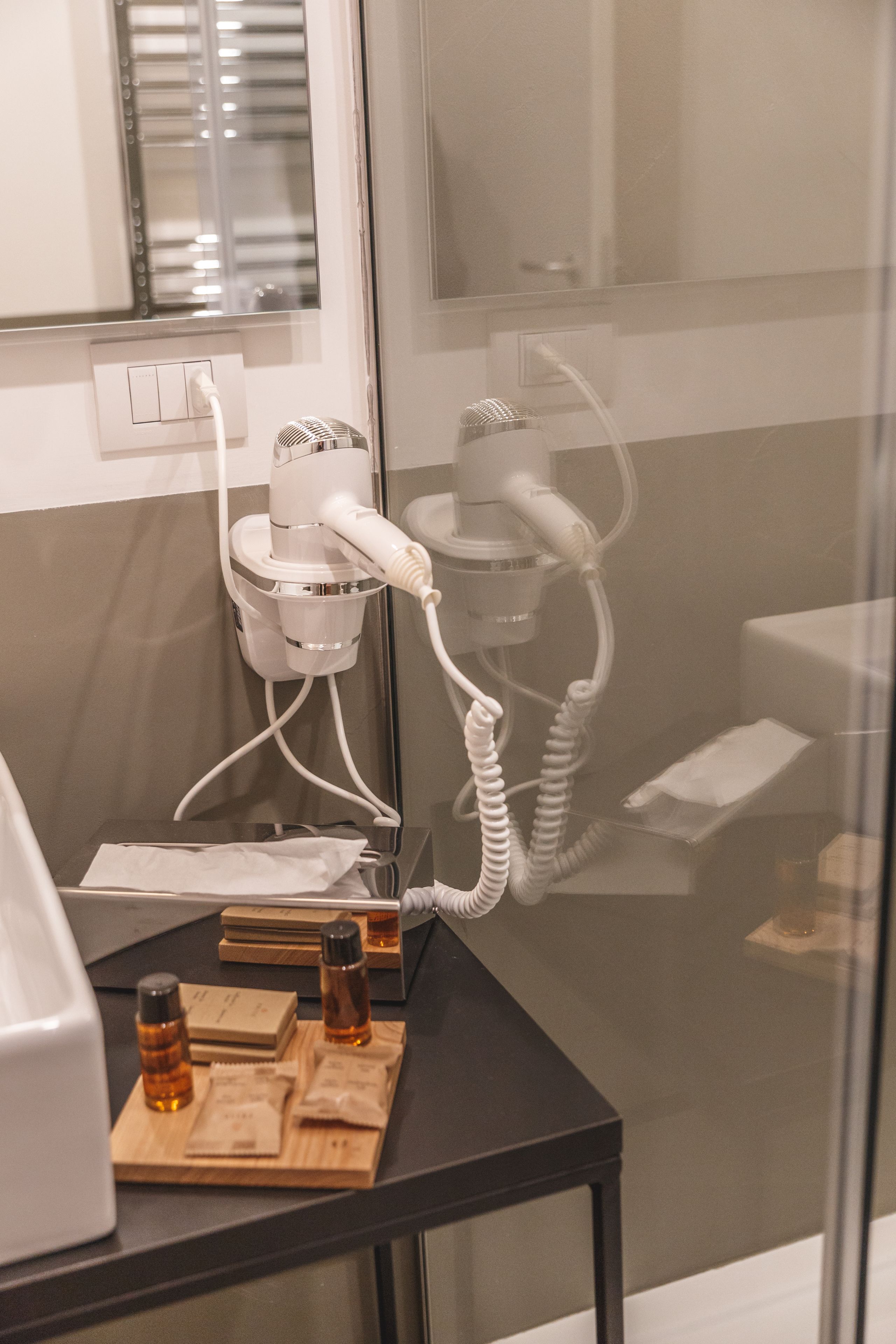 Un asciugacapelli e un arricciacapelli su un tavolo nel bagno.