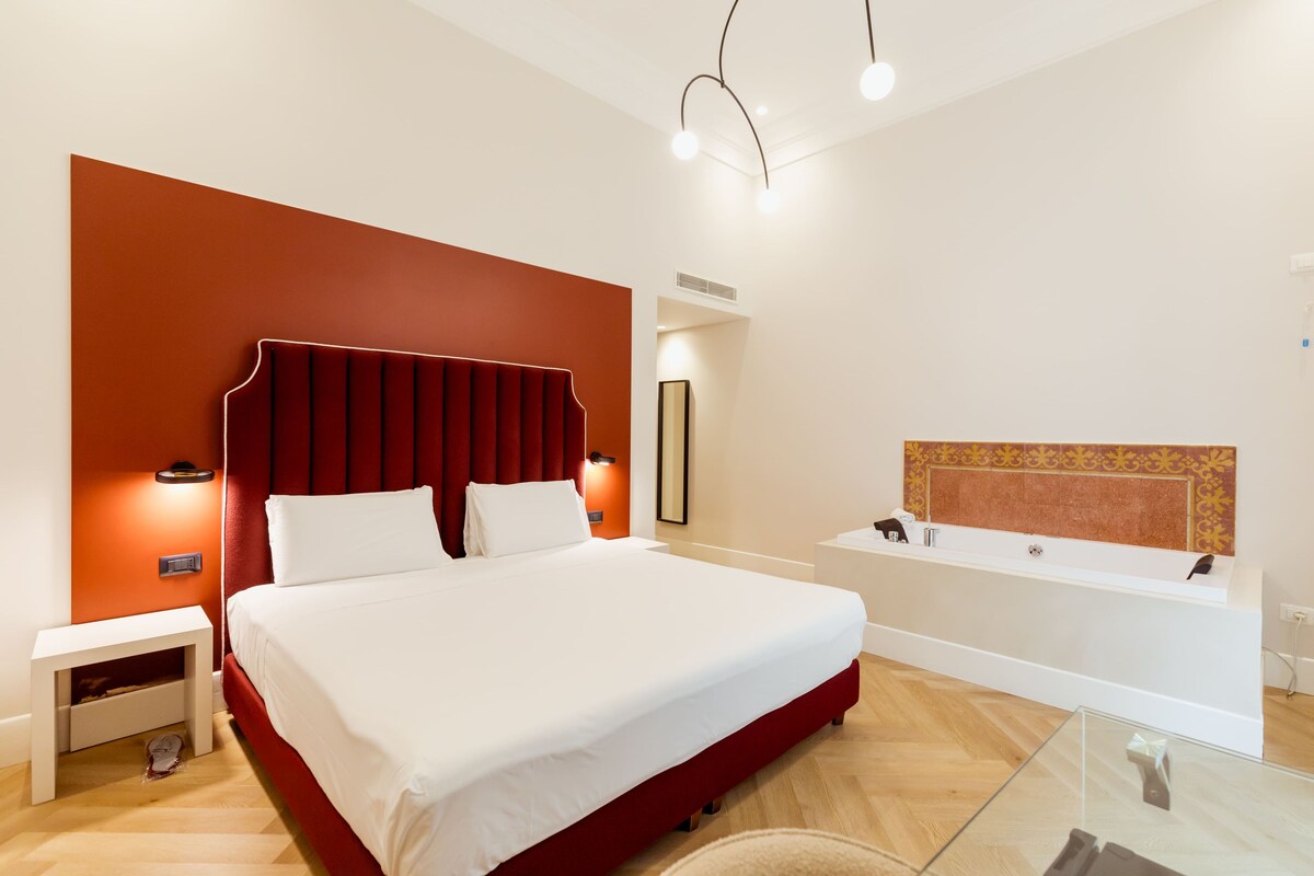 Phòng Deluxe (Jacuzzi) | Bộ đồ giường cao cấp, minibar, két bảo mật tại phòng, bàn 