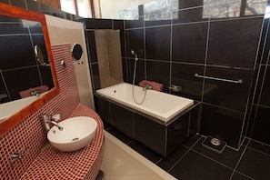 Combined shower/tub, jetted tub, free toiletries, slippers