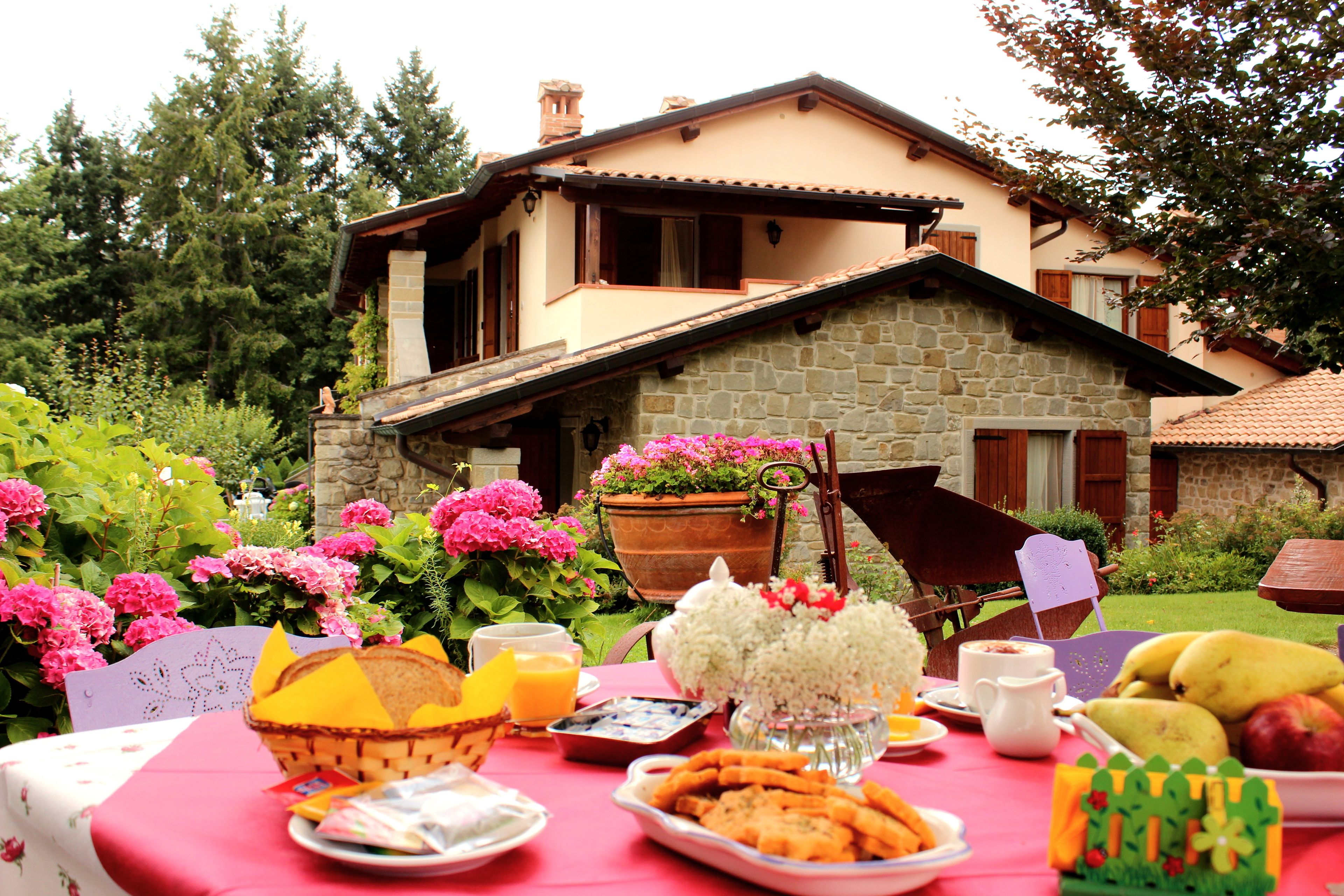 Se sirven cenas y cocina regional 