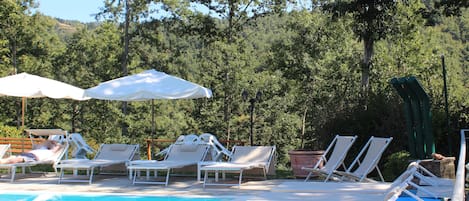 Piscina stagionale all'aperto, ombrelloni da piscina, lettini