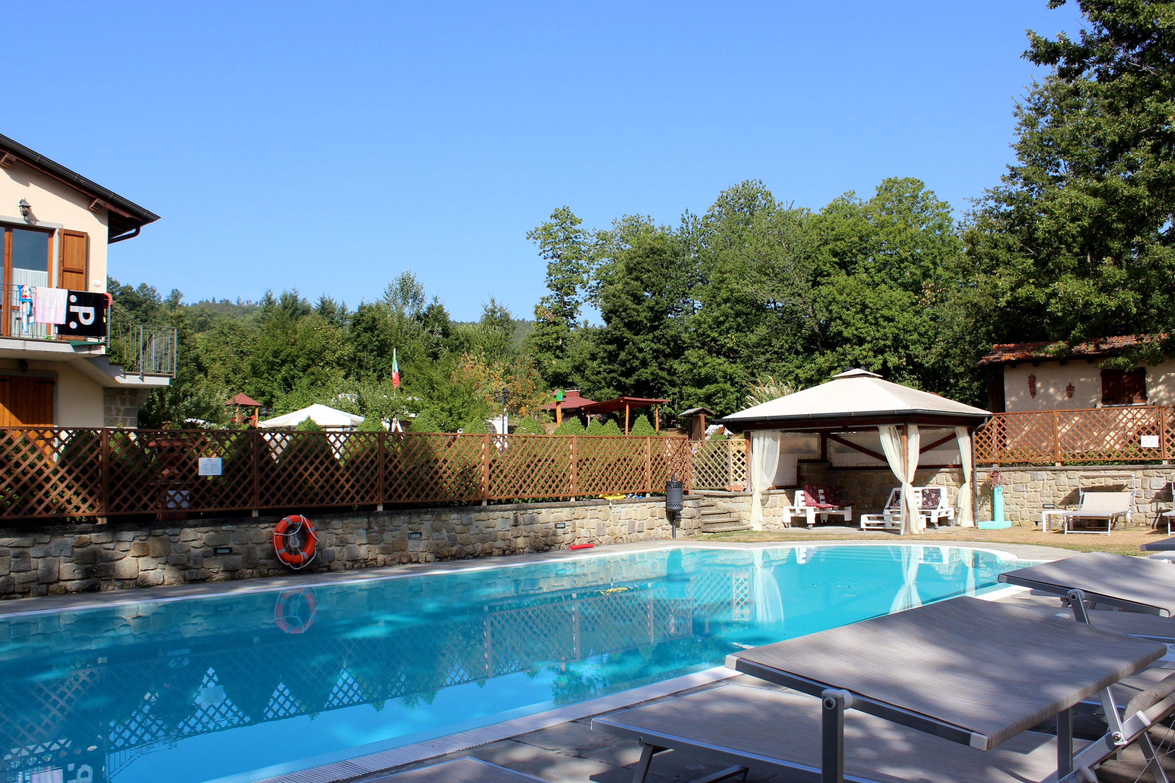 Sæsonbestemt udendørs pool, parasoller, liggestole