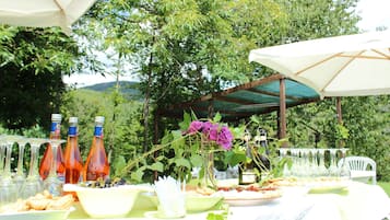 Phục vụ bữa tối, đặc sản vùng