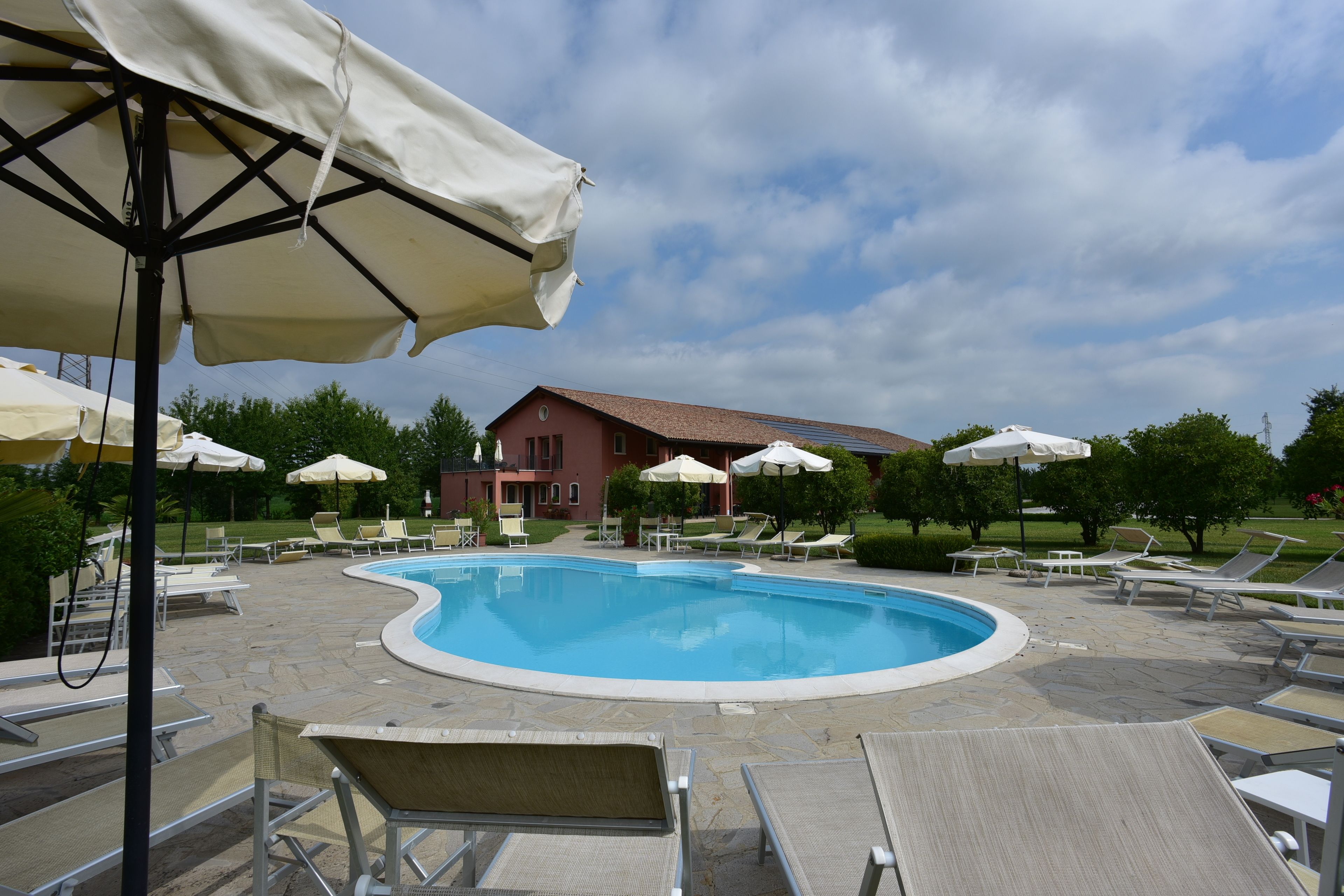 Piscine extérieure, chaises longues