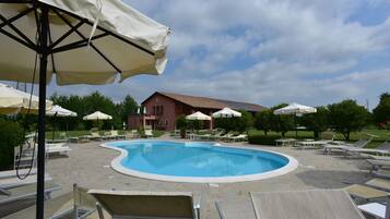 Piscine extérieure, chaises longues