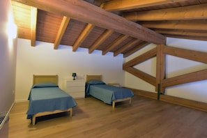 Premium bedding, minibar, desk, free WiFi