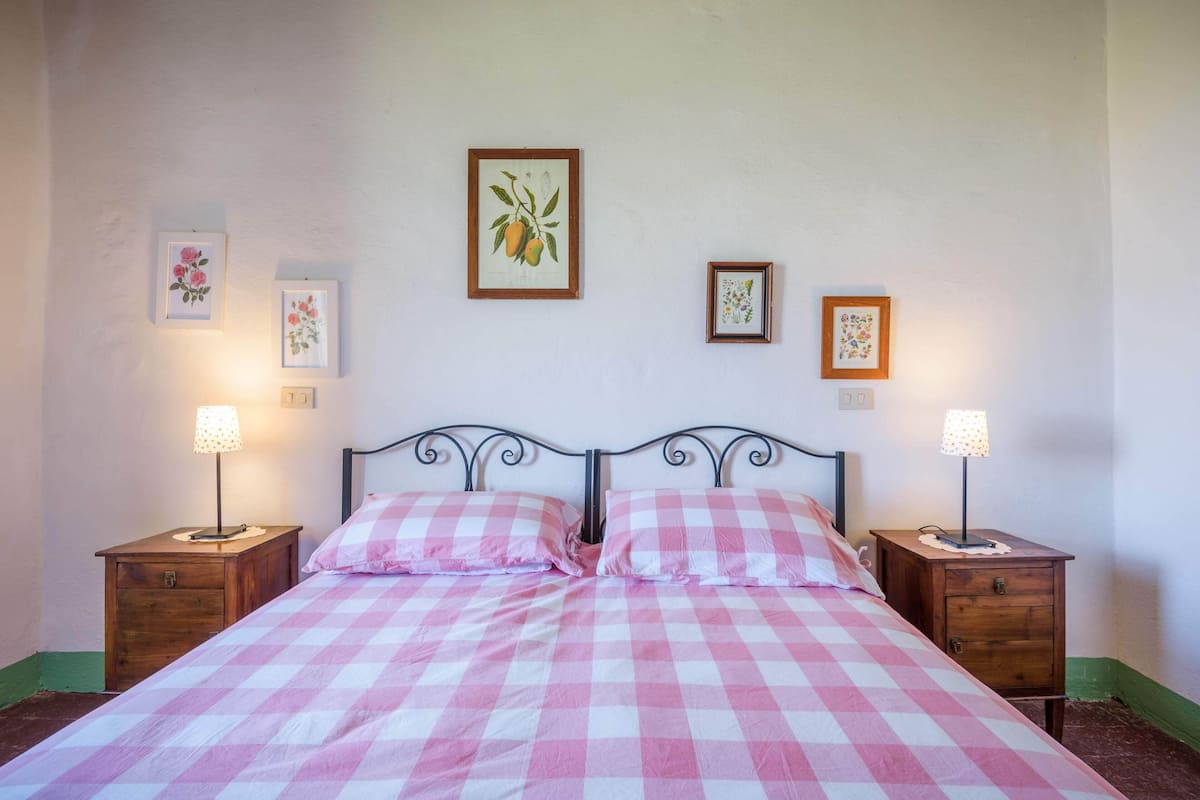 Apartment, 1 Bedroom | Free cribs/infant beds, free WiFi, bed sheets