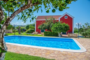 Seasonal outdoor pool - Athousakis Village (Chania)