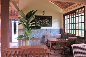 Breakfast, lunch, dinner served; local and international cuisine  - Gite Nam Hien Mekong (Cho Lach)