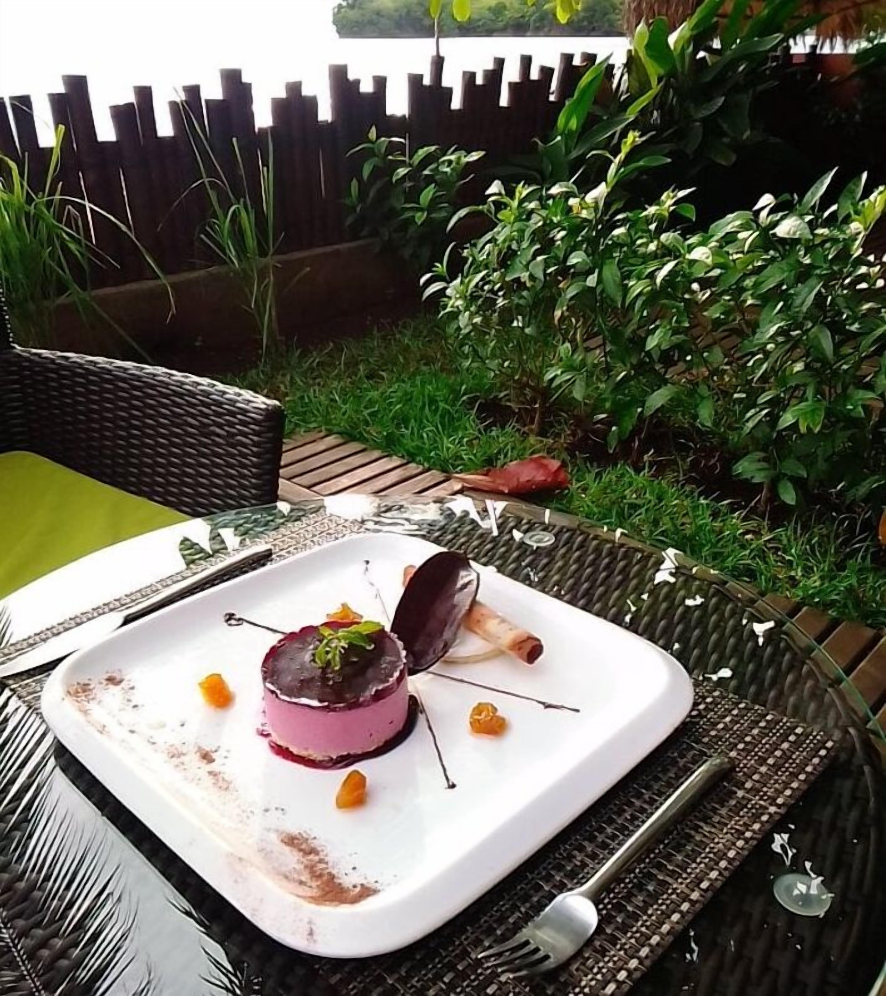 breakfast, lunch, dinner served; international cuisine