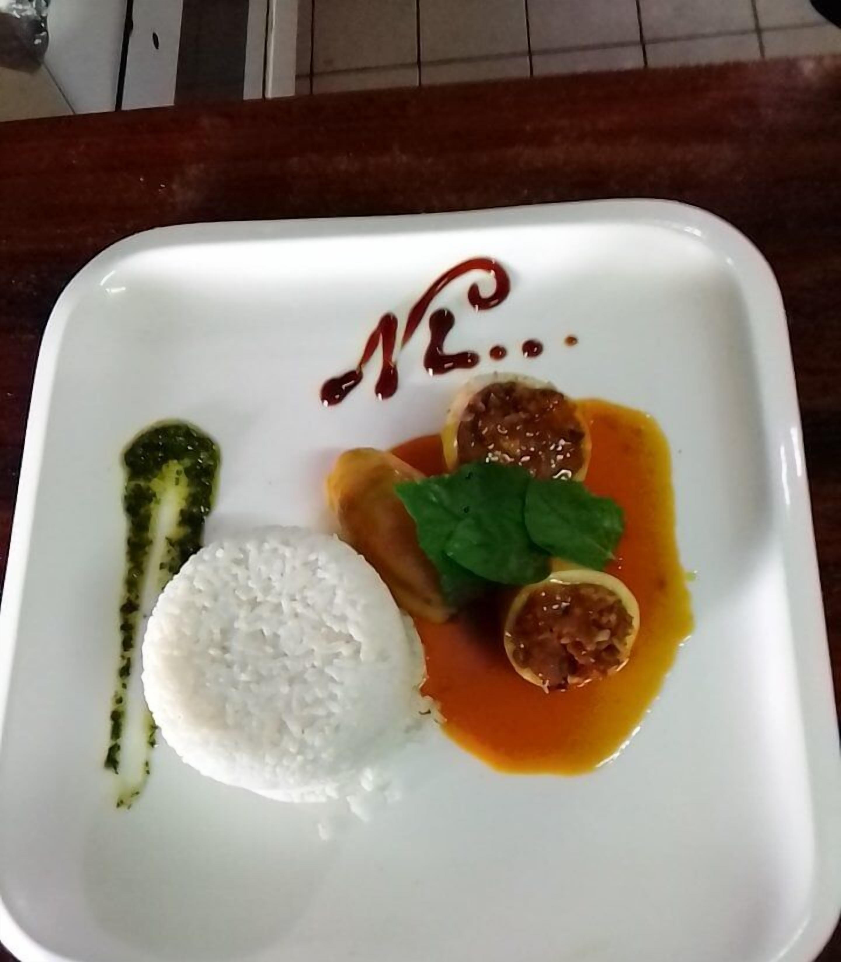 breakfast, lunch, dinner served; international cuisine