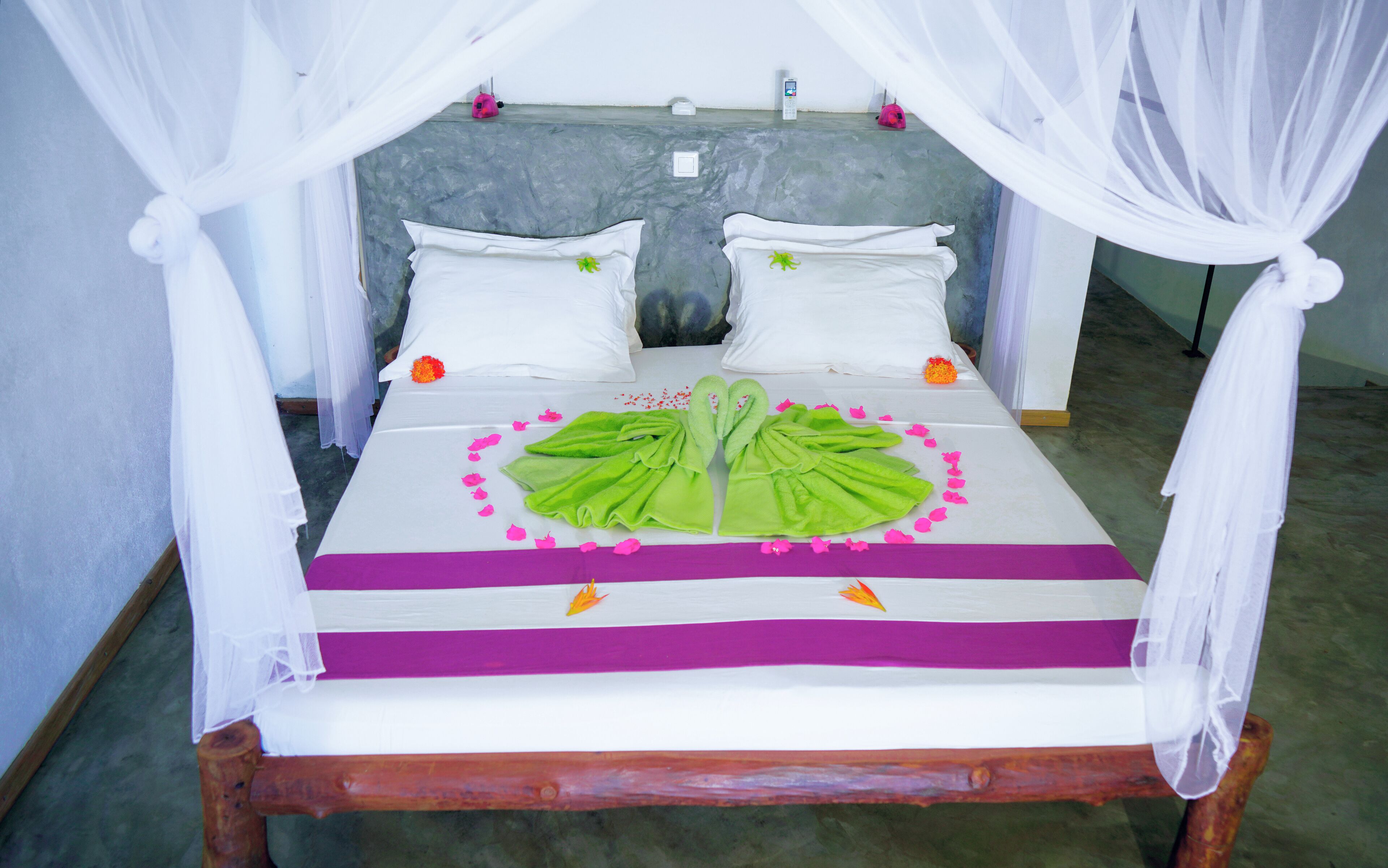 duplex | in-room safe, free wifi, bed sheets