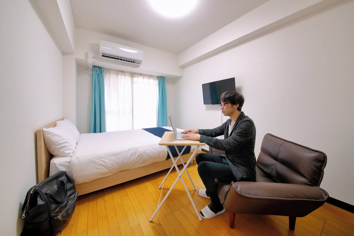 經濟雙人房 | 書桌、手提電腦工作空間、免費 Wi-Fi、床單