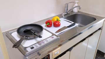 Großer Kühlschrank, Mikrowelle, Herdplatte, Wasserkocher