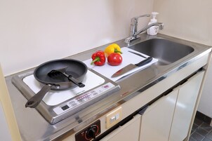 Frigorífico grande, microondas, placa de cocina y hervidor eléctrico