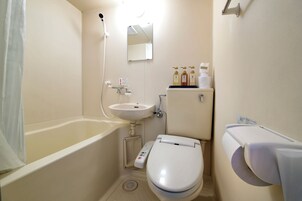 Bañera con ducha, bañera profunda, artículos de tocador gratuitos