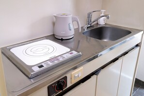Full-size fridge, microwave, stovetop, electric kettle - HOTEL Nishikawaguchi Weekly (Kawaguchi)