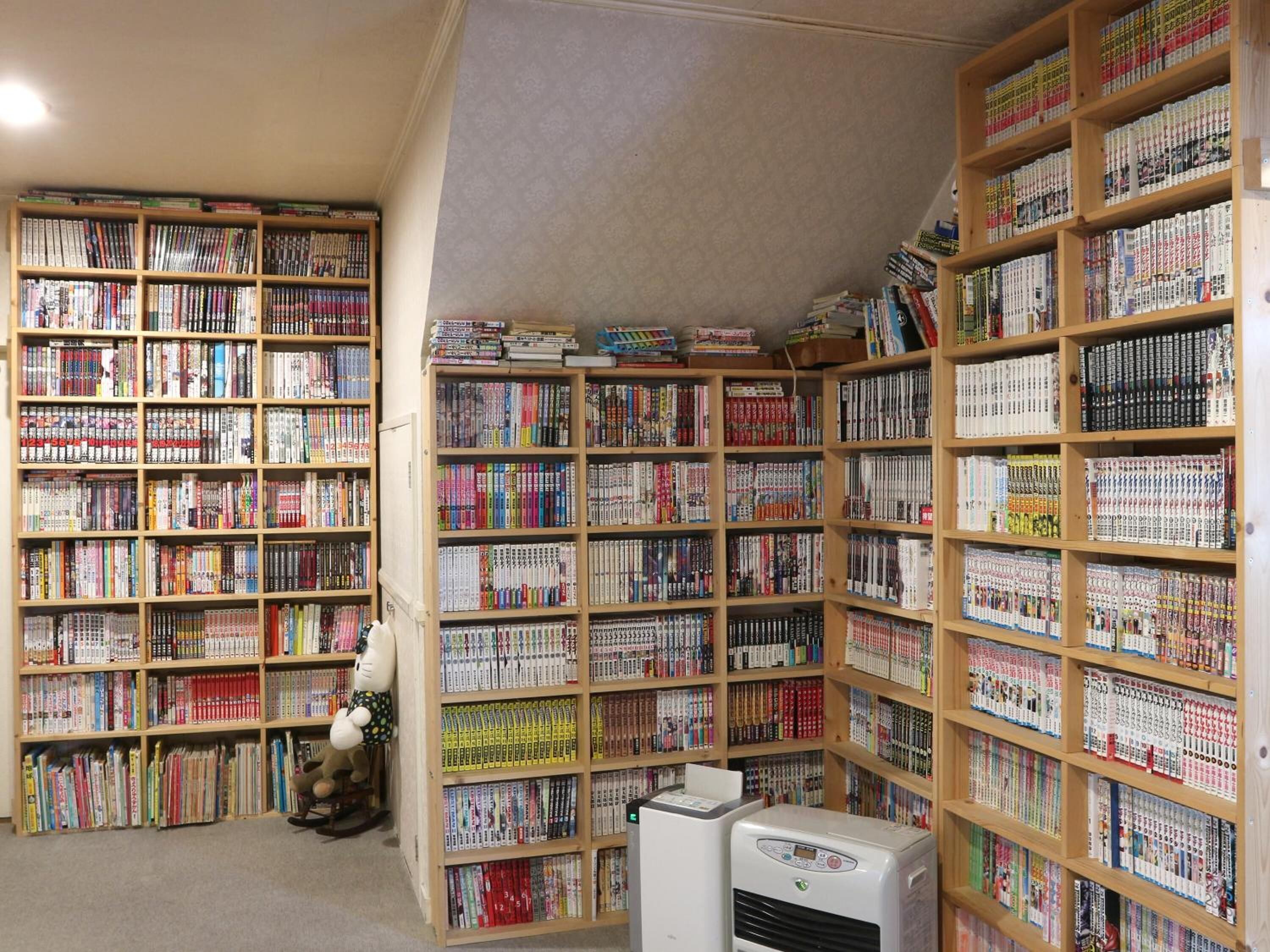 Una biblioteca con numerosas estanterías llenas de libros.