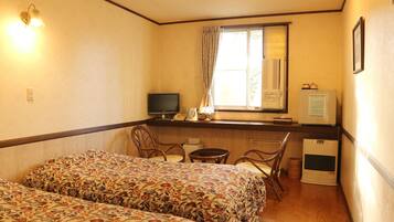 Zweibettzimmer | Schreibtisch, laptopgeeigneter Arbeitsplatz, Bügeleisen/Bügelbrett