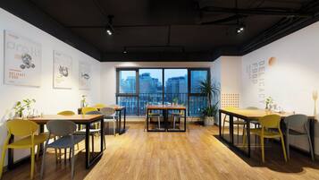 تقديم الإفطار والغداء والعشاء