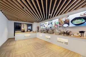 Petit déjeuner, déjeuner et dîner servis sur place