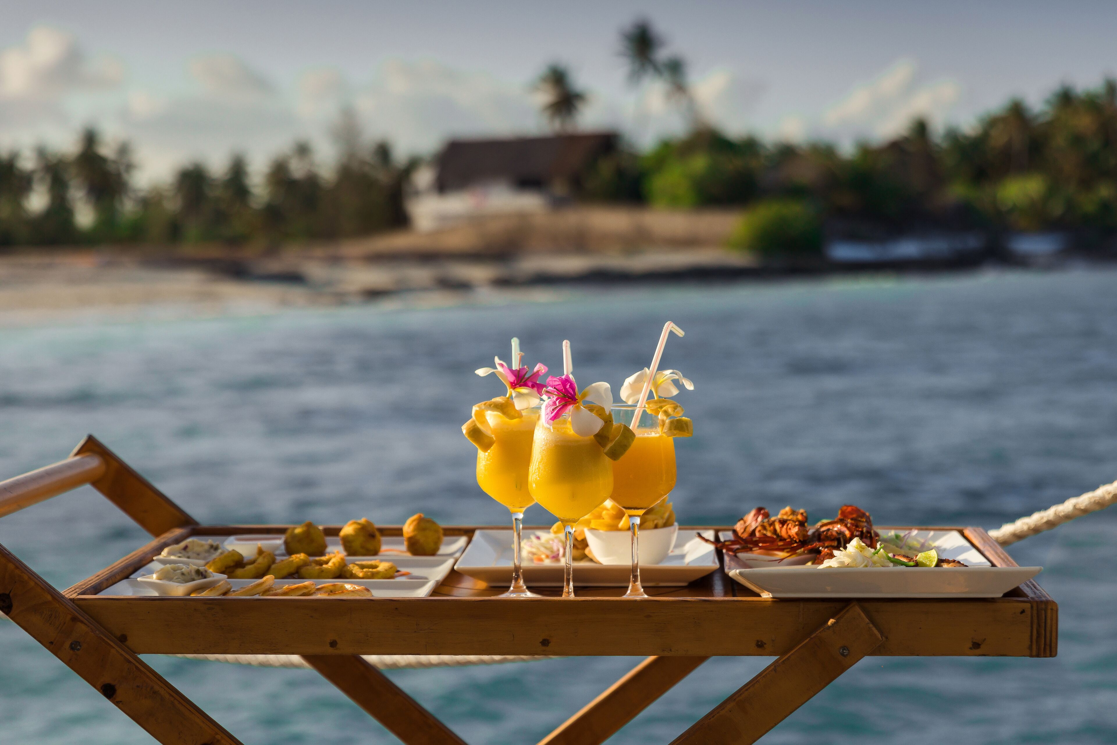 Se sirven comidas y cocina local e internacional; con vista a la playa 