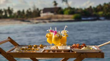 Se sirven comidas y cocina local e internacional; con vista a la playa