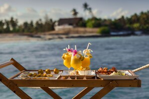 Serveert lunch, lokale en internationale gerechten, stranduitzicht