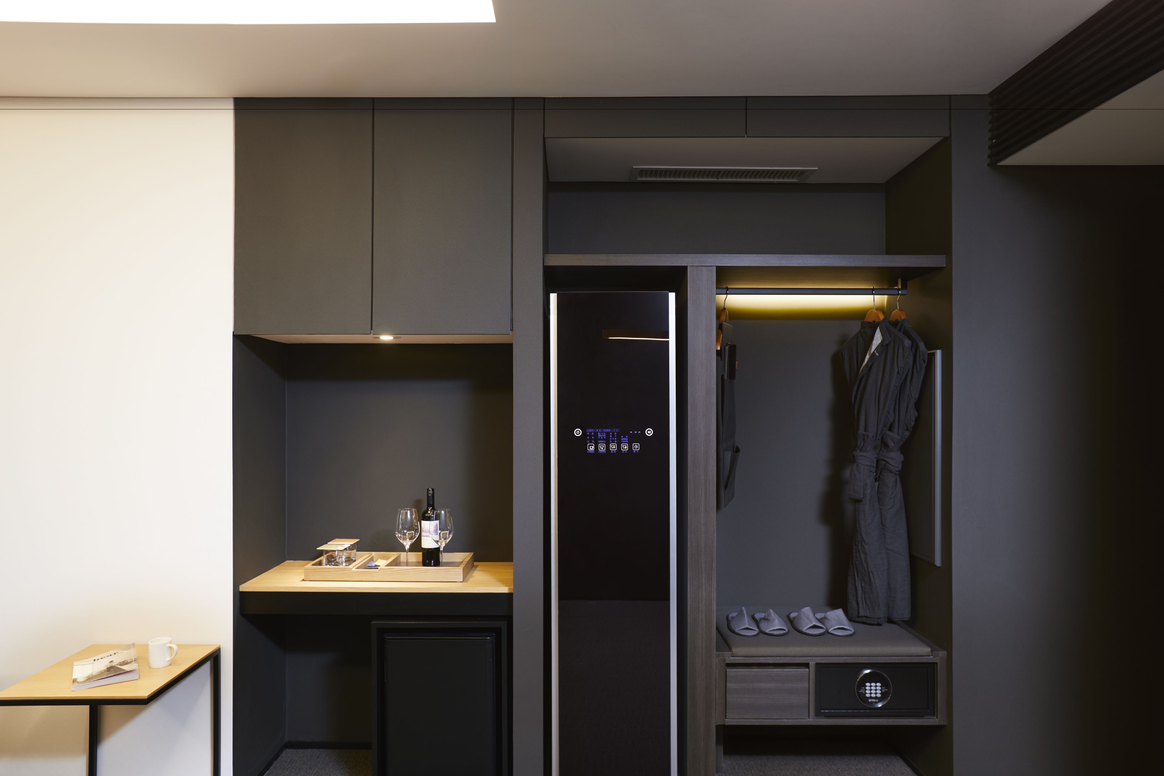 glad house | premium bedding, in-room safe, desk, blackout curtains