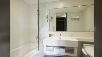 Secador de cabelo, roupões de banho, chinelos, bidê