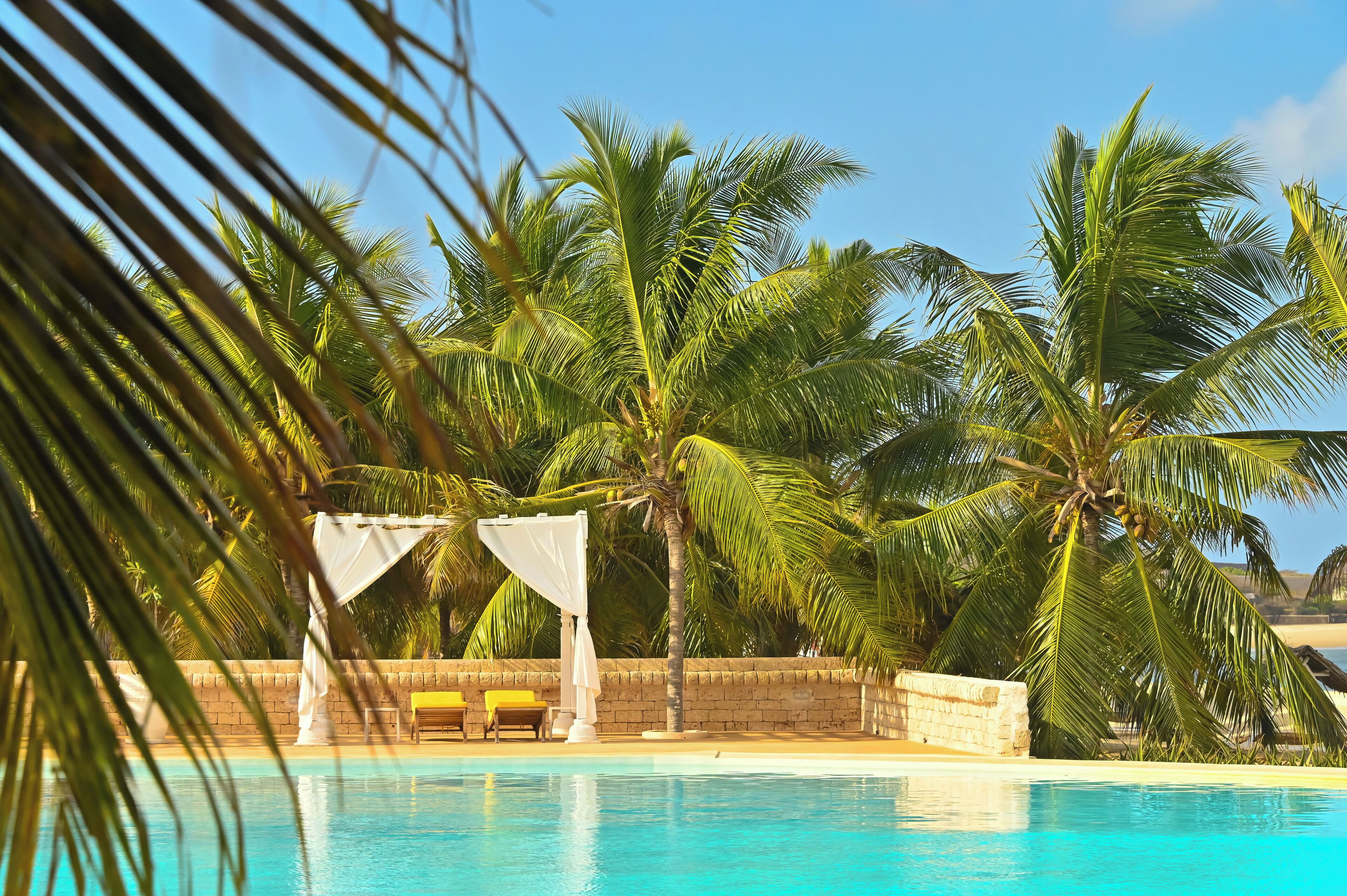 2 piscines extérieures, parasols de plage, chaises longues