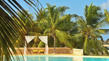 2 piscines extérieures, parasols de plage, chaises longues
